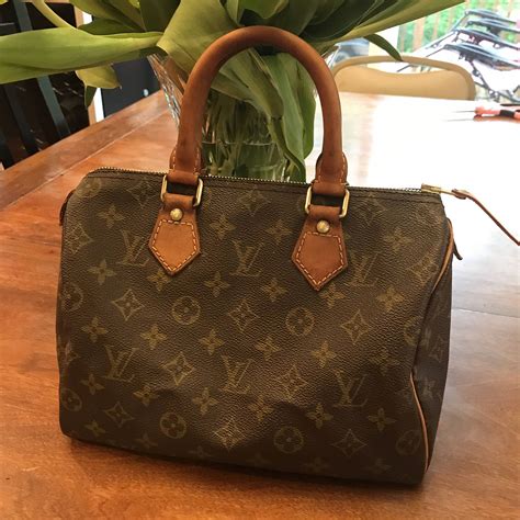 It has a 3-inch handle drop, It has a 3-inch handle drop and an adjustable strap drop of 20 to 23 inches. . Vintage lv speedy